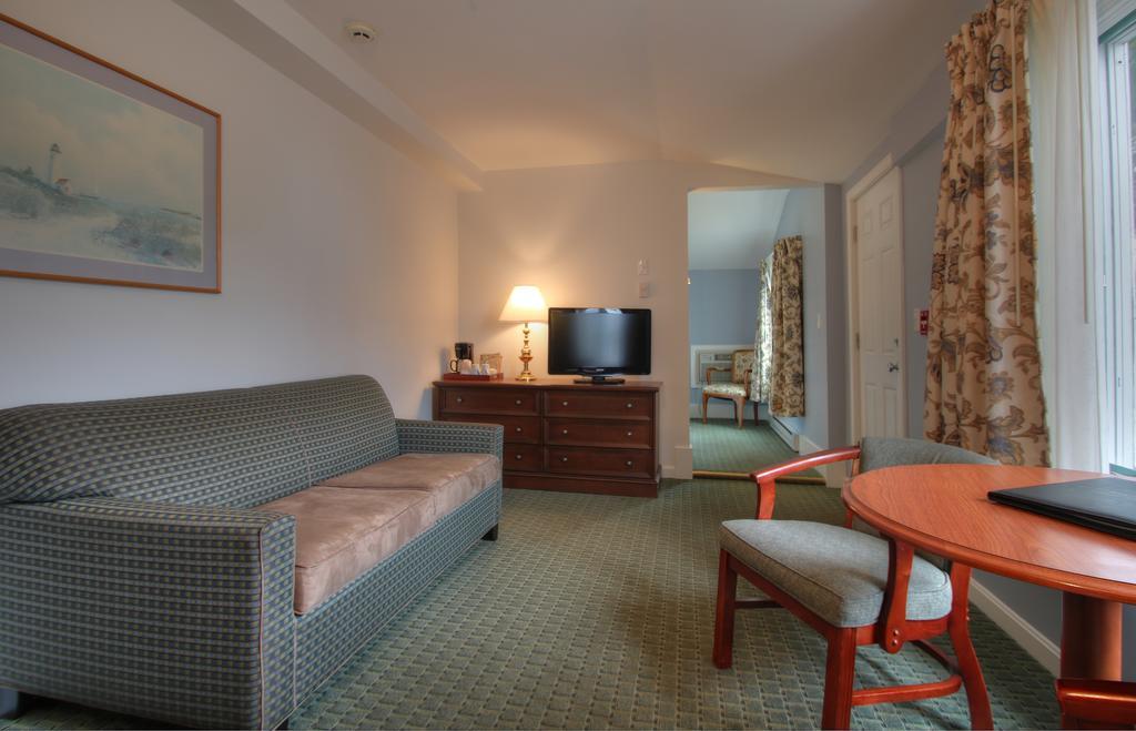 Queen Suite with Partial Ocean View - Main Inn Building